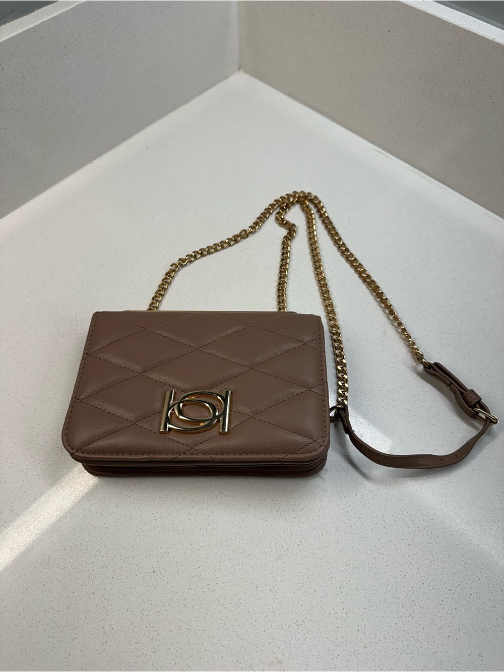 Bebe Los Angeles Quilted Taupe Crossbody Chain Shoulder Bag Gold Hardware 8” x 6